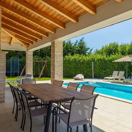 Hébergement de vacances Wunderschoene Mit Pool, Trampolin, 5 Klimas Barban