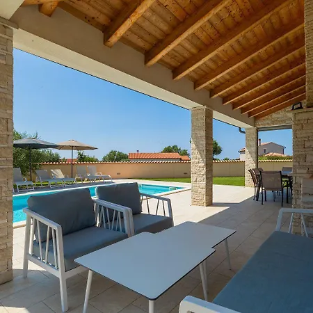 Hébergement de vacances Wunderschoene Mit Pool, Trampolin, 5 Klimas Barban