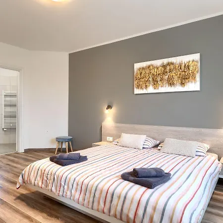 Wunderschoene Mit Pool, Trampolin, 5 Klimas Hébergement de vacances Barban