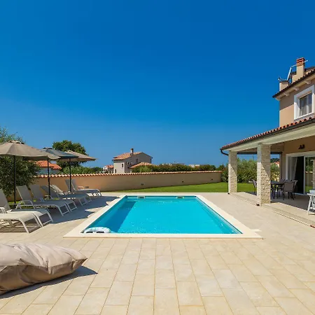 Hébergement de vacances Wunderschoene Mit Pool, Trampolin, 5 Klimas *