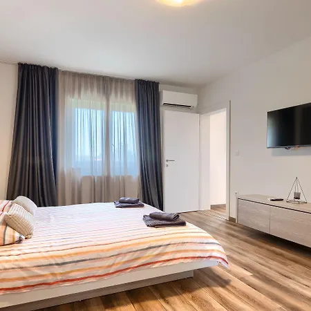 Wunderschoene Mit Pool, Trampolin, 5 Klimas Hébergement de vacances Barban