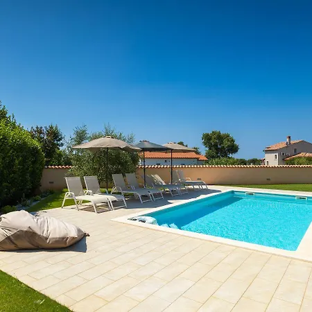 Wunderschoene Mit Pool, Trampolin, 5 Klimas Hébergement de vacances *