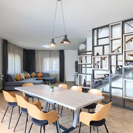 Wunderschoene Mit Pool, Trampolin, 5 Klimas Hébergement de vacances Barban