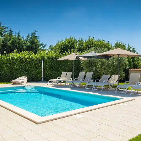 Vikendica Wunderschoene Mit Pool, Trampolin, 5 Klimas
