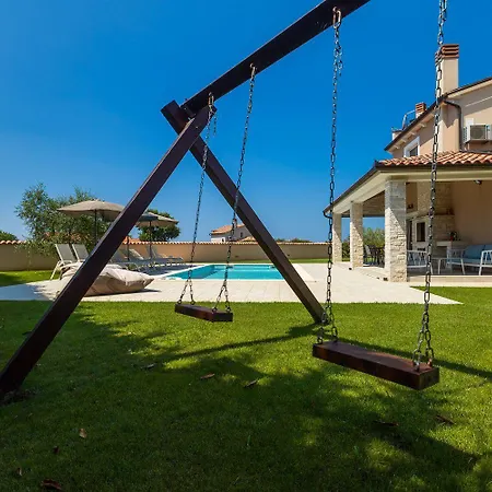 Wunderschoene Mit Pool, Trampolin, 5 Klimas