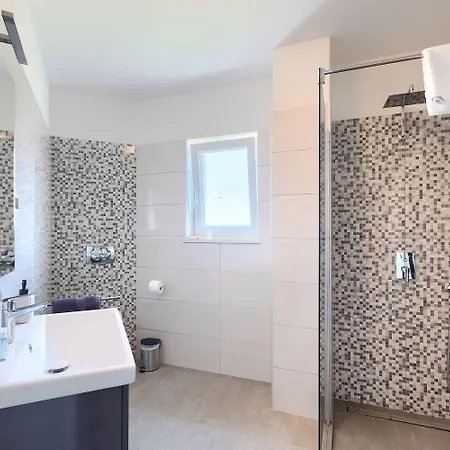 Vikendica Wunderschoene Mit Pool, Trampolin, 5 Klimas *