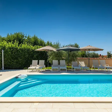 Wunderschoene Mit Pool, Trampolin, 5 Klimas Holiday home Barban