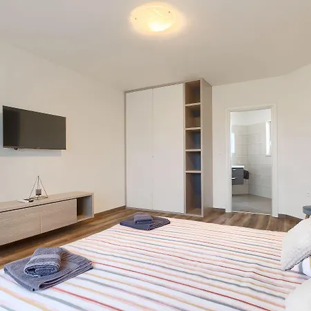 Wunderschoene Mit Pool, Trampolin, 5 Klimas Vikendica *